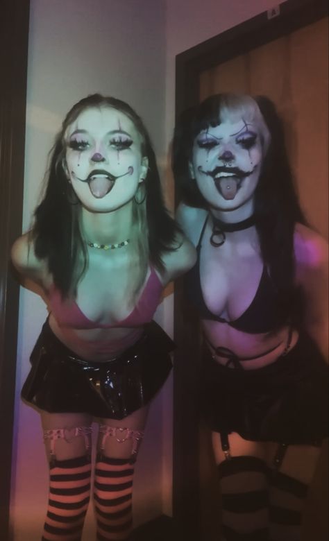 #halloween #22 #2022 #halloweekend #halloweencostume #costume #cosplay #pink #purple #black #aesthetic #clown #jester #harlequin #harleyquinn #harleyquinn #bestie #bff #bestfriend #makeup #clownmakeup #2020 #20 #19 #stripe #miniskirt #fashion Matching Outfits Opposite Aesthetic, Scary Halloween Costumes For Two, Black Clown Costume Women, Creepy Duo Halloween Costumes, Bestie Halloween Costumes Scary, Duos Halloween Costumes Bff, Duo Costume Ideas Scary, Duo Halloween Costumes Cute Bff, Baddie Clown Costume