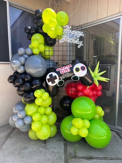 Video Game Balloon Arch, Centerpiece Balloon Ideas, Video Games Party Ideas, Gamer Balloons, Gamer Party Ideas Boys, Gamer Party Ideas, Game Birthday Party Ideas, Gamers Party Ideas, Xbox Party