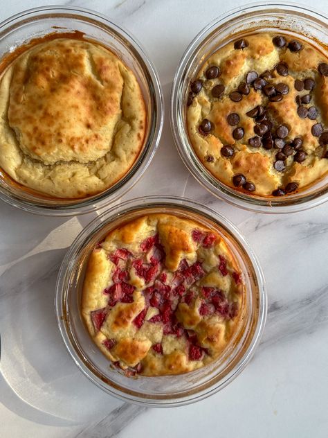 Baked Protein Pancake Bowls- great for meal prep and no banana needed! - Eliya Eats Easy Protein Pancakes, Single Serve Meals, High Protein Pancakes, Greek Yogurt Flavors, Weekly Recipes, Protein Yogurt, Protein Baking, Protein Bowls, Baked Pancakes