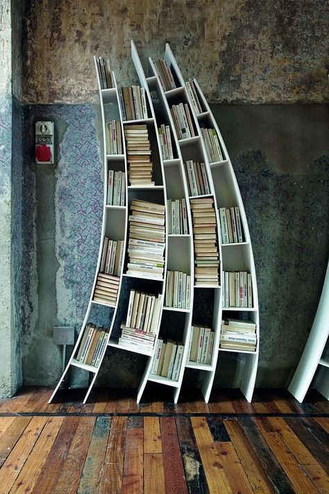 The design of these bookshelves by Saba Italia is a dynamic one. It gives us the impression that they are in a continuous moving. Unique Bookshelves, Creative Bookshelves, Cool Bookshelves, Bookcase Design, Kraf Diy, Bookshelf Design, Funky Home Decor, Book Storage, Italian Furniture