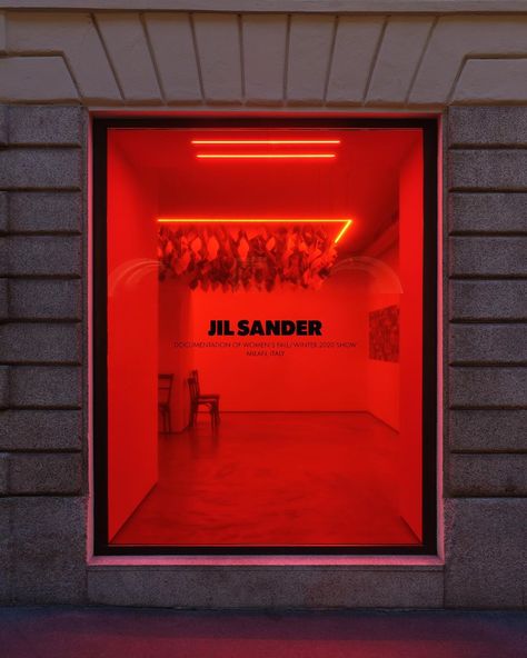 JIL SANDER on Instagram: “#JILSANDER Milan’s via Sant’Andrea store Documentation of Women’s Fall/Winter 2020 show installation The installation is open at the…” Vitrine Design, Clothing Store Interior, Store Window Display, Storefront Design, Boutique Display, Red Room, Store Windows, Store Window, Wayfinding Signage