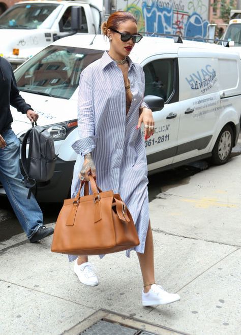 Rihanna / postpartum style / easy access nursing... JOKE... but hey if you've got the tittays..! Rihanna Street Style, Mode Rihanna, Rihanna Outfits, Shirt Dress Summer, Oversized Shirt Dress, Rihanna Style, Minimal Chic, Looks Chic, Mode Inspiration