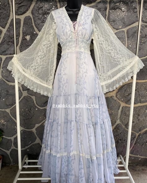 1970s Gunne Sax Lace Angel Sleeve Pale Grey Maxi Dress Vintage Gunne Sax Wedding Dress, White 70s Dress, Angel Dress Aesthetic, 70s Wedding Dress Vintage, Hippie Prom Dress, Gunne Sax Dress Vintage 70s, 80s Girl Fashion, Gunne Sax Dress Pattern, Midevil Dress