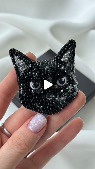 Make A Keychain, Cat Bead, Embroidery Videos, Total Black, Cat Brooch, Brooches Handmade, A Frame, Interior Decoration, Cat Life