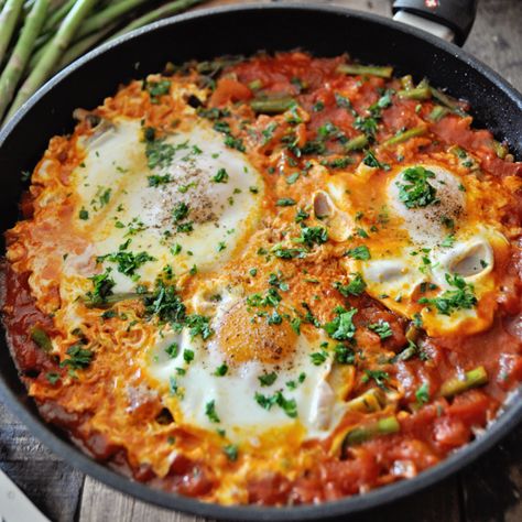 The Ultimate Spanish Eggs with Tomatoes & Asparagus - Spain on a Fork Eggs With Asparagus, Spanish Eggs Breakfast, Spanish Baked Eggs, Spanish Eggs, Eggs With Tomatoes, Thug Kitchen, Tapas Party, Portuguese Cuisine, Spain Food