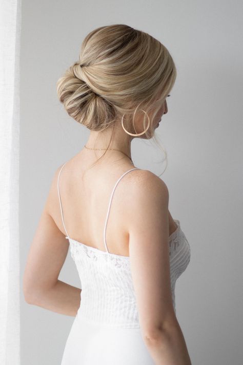 If you have short hair, you might think that your options for wedding updos are limited. But fear not, there are plenty of stylish and chic updos that... Upstyle Short Hair, Bob Updos, Easy Updo For Short Hair, Summer Updos, Alex Gaboury, Updo For Short Hair, Easy Hair Up, Updo Easy, Short Hair Up