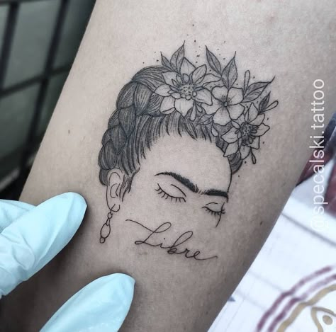 Frida Khalo Tattoo Minimalist, Frida Tattoo Ideas, Frida Kahlo Tattoo Ideas, Frida Kahlo Tattoo, Kahlo Tattoo, Frida Tattoo, Frida Kahlo Tattoos, Roots Tattoo, Mexican Art Tattoos