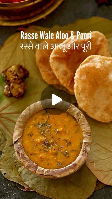 Malvika Hada Kumar | Recipe Developer on Instagram: "This Rassewale Aloo 🥔🍛& Ajwain Poori was our Sunday lunch, and it was heavenly. 😍  The best part, this Aloo Sabzi is so effortless and easy and tastes so so good.   Try this recipe once and I am sure you will be hooked. 😍  I made Ajwain poori to go along with the sabzi, but you can also serve it with phulka and paratha.😍🌿  [Aloo, Aloo Sabzi, Aloo Curry, Aloo Poori, Aloo Puri, Poori, Aloo Recipes, Sunday Lunch ]  #aloo #aloopoori #aloopuri #indianstreetfood #explore" Poori Aloo Sabzi, Punjabi Dinner Ideas, Aloo Gobi Recipe Easy, Aloo Puri Recipe, Sabzi Recipe Indian Foods, Aloo Poori Recipe, Aaloo Recipe, Aloo Sabzi Recipe, Aloo Sabzi