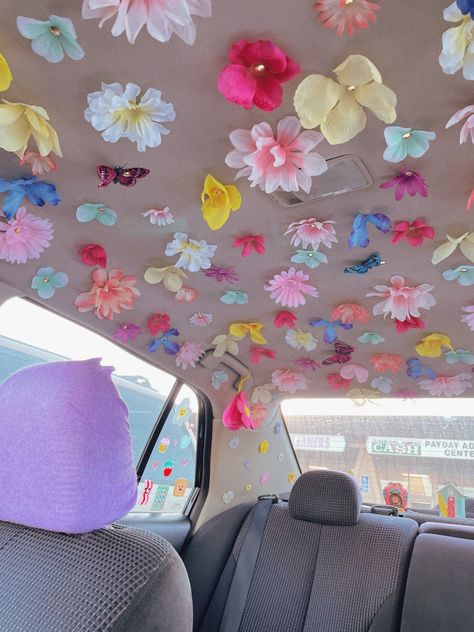 Car Roof Interior Diy Flowers, Cute Car Inside Decor, Fun Car Decorations, Flower Car Roof Interior, Car Roof Interior Ideas, Interior Car Design Ideas, Diy Car Decor Interior, Car Interior Decor Ideas Diy, Car Flower Ceiling