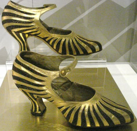 Starburst shoe made by Th. J. de Bont  Dutch, 1922-1925. Gold strips for flappers by in pastel. 1920s Flapper Shoes, Look Gatsby, Flapper Shoes, 1920s Shoes, 1920 Fashion, 20s Fashion, Flapper Style, Retro Mode, 1920s Fashion