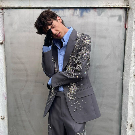 Fashion has always been important to Troye Sivan. The Australian artist has always had an eye for good taste and great style. Tux Prom, Aesthetic Male Outfits, Wedding Dress Suit, New Look Fashion, New Years Outfit, Street Fashion Men Streetwear, Troye Sivan, Prom Suits, Party Suits