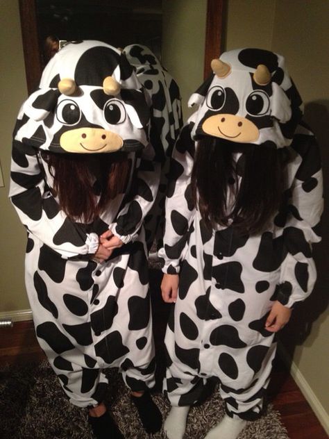 Cow onesie Couples Onesies Halloween, Onsies Couple, Matching Onsies Couple, Halloween Onsies, Couples Onesies, Halloween Costume Onesie, Sleepover Outfit, Matching Onesies, Cute Group Halloween Costumes