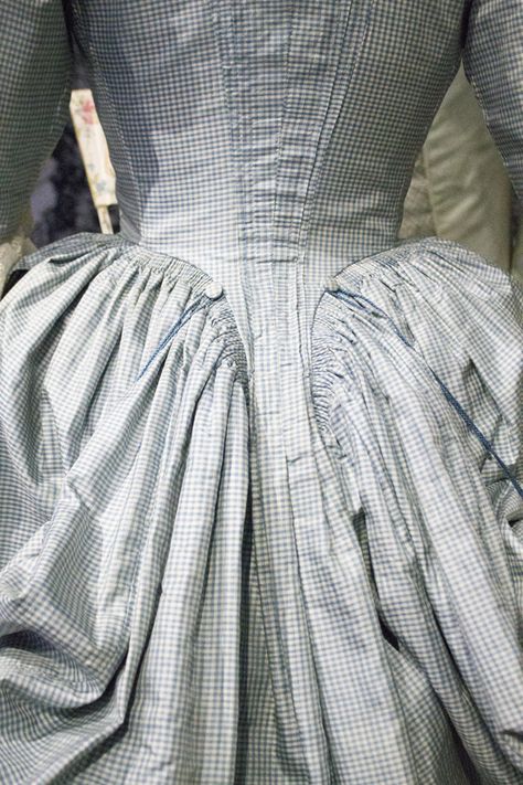 Cartridge pleating in the 18th century | Atelier Nostalgia 18th Century American Fashion, 18th Century Riding Habit, 18th Century Dress Pattern, 18th Century Ball Gown, 18th Century Bodice, Modular Fashion, Types Of Pleats, Historical Clothing Patterns, Louise Belcher