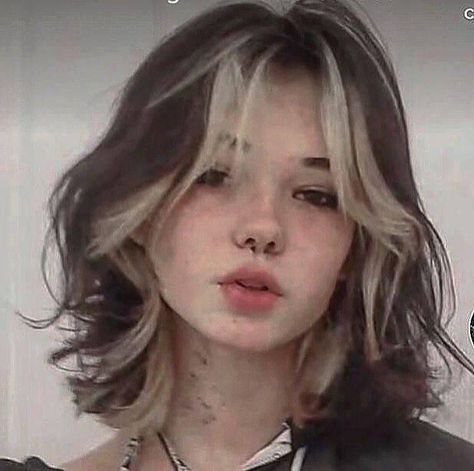 Cool Haircuts With Bangs, Shorts Hair With Curtain Bangs, Trendy Highlights For Short Hair, Alternative Hair Highlights, Short Haircuts For Fluffy Hair, Short Bob Dyed Hair, Cute Grunge Haircuts, Cute Colored Hair Ideas, Short Adronymous Hair