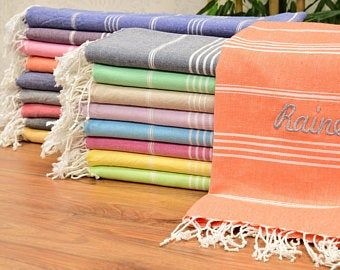 Turkish TowelTurkey TowelBeach par WholesaleTowels sur Etsy Anniversay Gifts, Personalized Housewarming Gifts, Bridesmaid Gift Boxes, Custom Towel, Personalized Beach Towel, Beach Gifts, Turkish Towels Beach, Towel Beach, Personalized Towels