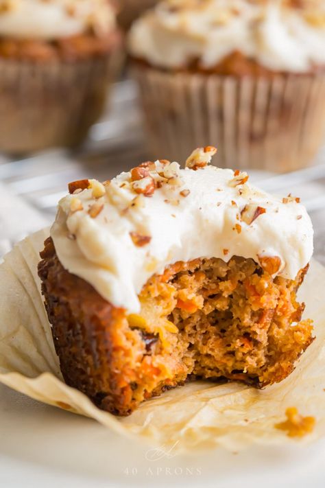 These paleo carrot cake cupcakes are just the best! They're moist and tender and packed with all the carrot cake favorites like pineapple, pecans, and spices. They're easy and quick with a delicious cream cheese frosting. They're healthy (or healthier), made with coconut flour and almond flour instead of regular flour. #paleo #dessert Healthy Lunch For School, Muffin Vegan, Paleo Carrot Cake, Potato Chickpea, Pudding Chia, Healthy Cupcakes, Carrot Cupcake, Pastas Recipes, Dairy Free Cream