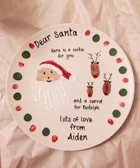 18 Festive Christmas Crafts for Toddlers Diy Christmas Plate, Handprint Reindeer, Easy Christmas Crafts For Toddlers, Baby Christmas Crafts, Craft Frame, Juleverksted For Barn, Christmas Crafts For Toddlers, Reindeer Craft, Preschool Christmas Crafts