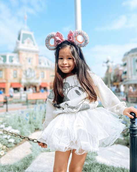 Birthday Outfits Disneyland, Birthday At Disney World Outfit, Disney World Outfits Mommy And Me, Disneyland Fashion Outfits, Disney Tutu Outfits, Disneyland Family Outfits Winter, Disneyland Kids Outfit, Toddler Girl Disneyland Outfit, Disney Girl Outfits