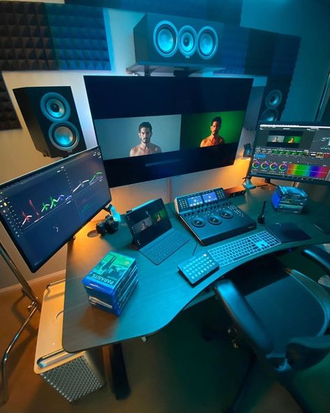 This amazing video-editing setup is Hollywood-grade [Setups] Video Editing Room Design, Video Editing Studio Design, Editing Room Ideas, Computer Tv Setup, Pc Video Editing Setup, Editing Computer Setup, Video Editing Studio Setup, Video Editing Computer Setup, Editing Setup Desk