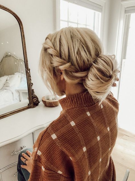 Easy Bun Hair Tutorial, Step by Step - Casey Wiegand of The Wiegands Step By Step Updos, Easy Bun Updo, Cowboy Prom, Fancy Bun, Business Casual Hairstyles, Country Hairstyles, Fancy Buns, Birthday Hairstyle, Bun Easy