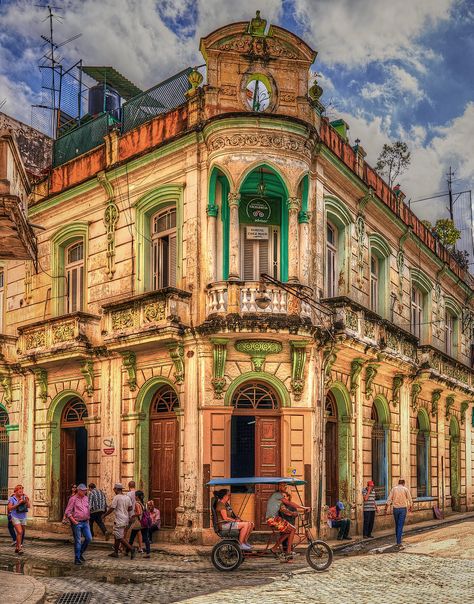 https://flic.kr/p/SJQi6w | Havana | Cuba Cuba Photoshoot, Cuba Decor, Cuba Architecture, Tropical Goth, Havanna Cuba, Cuban Architecture, Mexican Village, Old Havana Cuba, Cuba Art