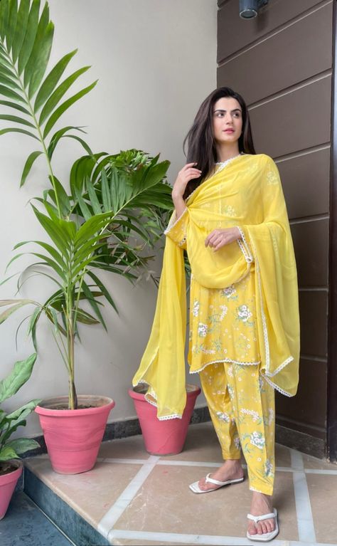 Disco Themed Outfits, Style Outfits Summer, Summer Vibes Aesthetic, Outfits Simple, Beautiful Casual Dresses, Pakistani Fashion Casual, Casual Indian Fashion, Desi Fashion Casual, Pakistani Fancy Dresses