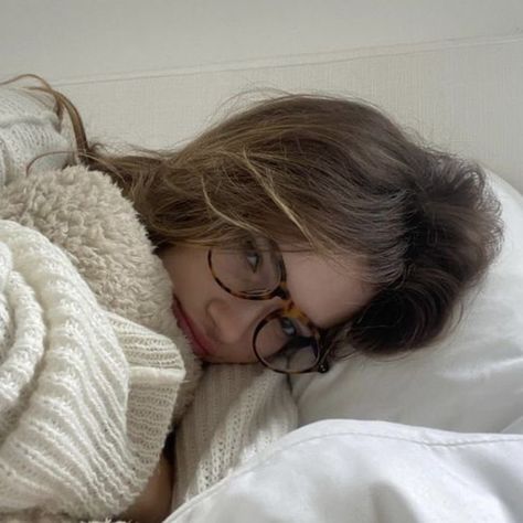 𝒫 on Twitter: "living in a peaceful place… " Glasses Inspiration, Laying In Bed, Grunge Outfit, Foto Casual, Girls With Glasses, American Beauty, Her Eyes, Aesthetic Grunge, French Girl