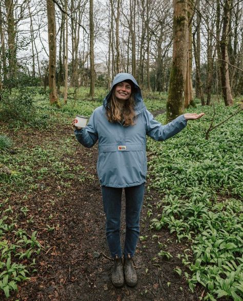 Wild woman - camping outdoors inspiration. Woodland. Lake District. Outdoors aesthetic / outfit idea. Park Ranger Aesthetic Outfit, Lake District Outfit, Nature Girl Outfits, Fall Camping Outfits, Woman Camping, Camping Outfits For Women Summer, Winter Camping Outfits, Summer Camp Outfits, Outdoorsy Outfits