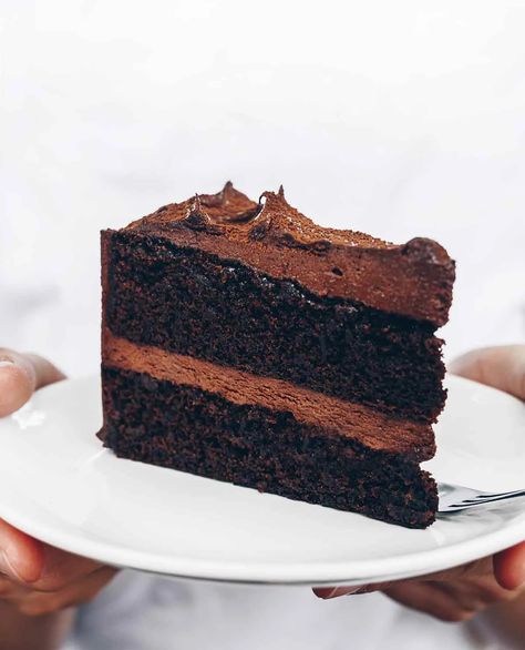 Basic Chocolate Cake Recipe | Leite's Culinaria Basic Chocolate Cake, Vegan Chocolate Cake Recipe, Cake By Courtney, Ultimate Chocolate Cake, Perfect Chocolate Cake, Cocoa Cake, Amazing Chocolate Cake Recipe, Homemade Chocolate Cake, Vegan Chocolate Cake