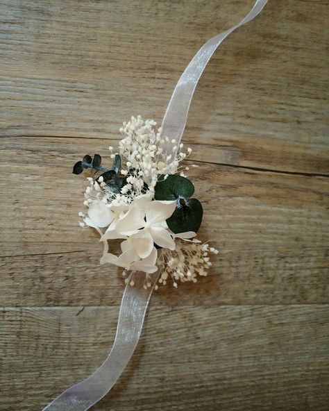 20 mentions J’aime, 0 commentaires - Fleurs en bijou (@fleursenbijou) sur Instagram : "Bracelet en fleurs naturelles stabilisées, eucalyptus, hortensias et gypsophile. Personnalisable,…" Blue White Weddings, Corsage Wedding, White Wedding, Wedding Planner, Wedding Flowers, Crown Jewelry, Blue And White, Satin, France