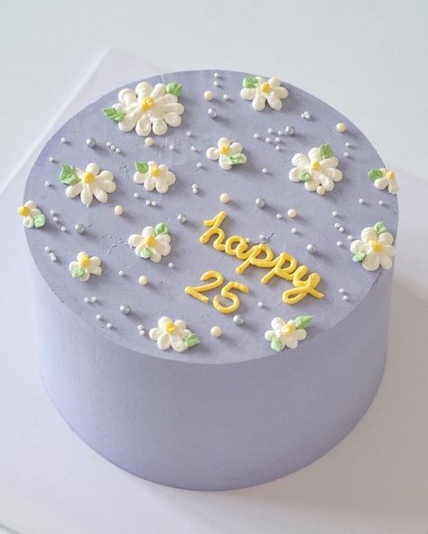 Aesthetic Birthday Cake, Tårta Design, 22nd Birthday Cakes, Small Birthday Cakes, 25th Birthday Cakes, 21st Cake, Aesthetic Birthday, Pastel Cakes, Simple Cake Designs