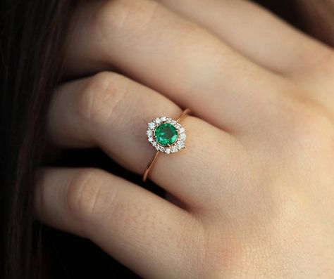 Half Carat Diamond Ring, 5 Carat Diamond Ring, Halo Diamond Ring Round, Rose Gold Emerald Ring, Emerald Diamond Engagement Ring, Smaragd Ring, Emerald Ring Engagement Diamond, Rose Gold Diamond Ring Engagement, Emerald Ring Gold