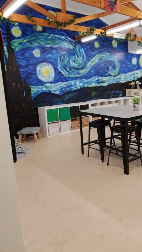 Art Classroom Set Up High School, School Art Classroom Aesthetic, Art Classroom High School Interior, High School Art Room Aesthetic, Art Studio Classroom Design, Art High School Aesthetic, Art Classroom Aesthetic High School, Art Room Themes, Art Teacher Decor