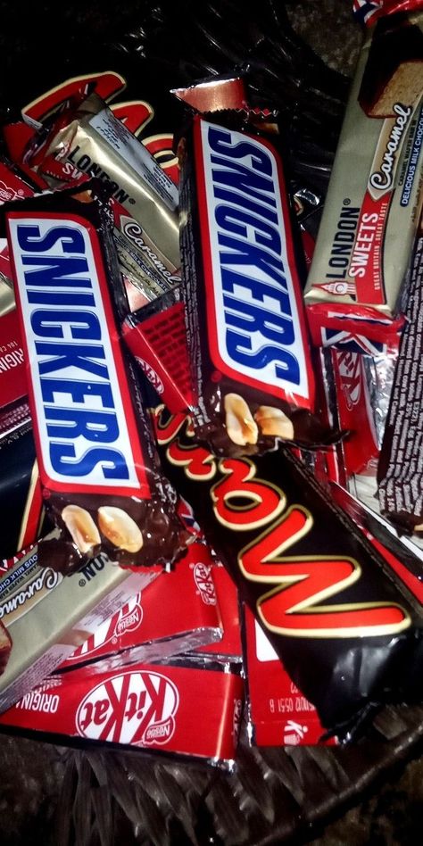 Snickers Chocolate, Eating Food Funny, Adventure Seeker, Foodie Instagram, Delicacy Food, Food Drinks Dessert, Chocolate Caramels, Snap Food, Instagram Food