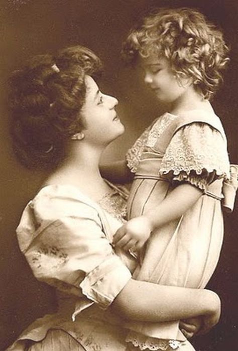 Mother Daughter Poses, George Hurrell, Mother Pictures, Portrait Vintage, Old Photography, Foto Vintage, Photo Vintage, Vintage Portraits, Foto Inspiration