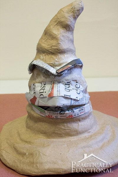 DIY Harry Potter Sorting Hat: Turn a plain paper mâché hat into a sorting hat with newspaper, modeling paste, and paint! Harry Potter Weihnachten, Classe Harry Potter, Harry Potter Christmas Decorations, Cumpleaños Harry Potter, Diy Harry Potter, Harry Potter Sorting, Stile Harry Potter, Harry Potter Christmas Tree, Harry Potter Sorting Hat