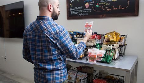 Looking to create a neat and organized office snack station? Here's some inspiration to help you create the best setup for your office. Snack Display Ideas Office, Snack Station Kids, Healthy Office, Snack Display, Snack Cart, Snack Station, Office Break Room, Office Snacks, Unique Snacks