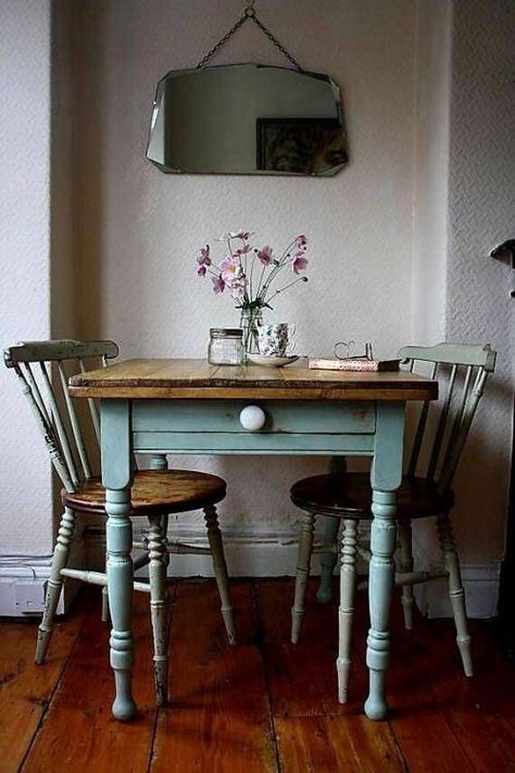 Small table Cornish Farmhouse, French Kitchen Table, Dining Room Table Decor Ideas, Vintage French Kitchen, Dresser Makeovers, French Linens, Small Kitchen Tables, Cabinets White, Dining Room Table Decor