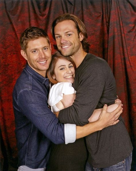 J2 photo op #VanCon2013 Photo Op Ideas, Supernatural Actors, Supernatural Convention, Supernatural Gifs, Supernatural Pictures, Supernatural Tv Show, Supernatural Sam, Winchester Boys, Jared And Jensen