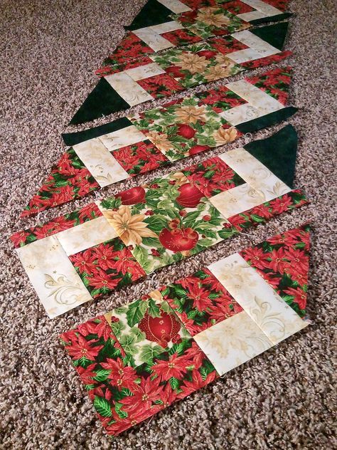 Christmas Table Runner Pattern, Christmas Quilting Projects, Quilted Table Runners Christmas, Bunny Christmas, Table Runner Christmas, Christmas Patchwork, Patchwork Table Runner, Holiday Table Runner, Quilted Table Runners Patterns