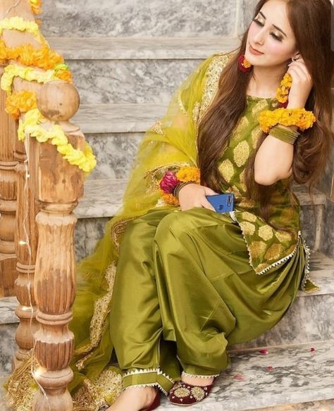 Mehandi Green Dress, Mayoon Dresses Pakistani Simple, Mehndi Suit, Mehandi Dresses Mehndi Outfit For Bride, Mehndi Function Dress Outfit, Mehandi Dresses Mehndi Outfit, Mehndi Outfit Ideas, Mehndi Outfit For Bride, Simple Mehndi Dresses