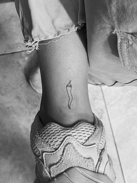 Italian Tattoos Woman, Sicilian Horn Tattoo, Italian Women Tattoo, Chile Pepper Tattoo Ideas, Chili Pepper Tattoo Outline, Minimal Italian Tattoo, Cute Small Italian Tattoos, Cornuto Tattoo, Serrano Pepper Tattoo