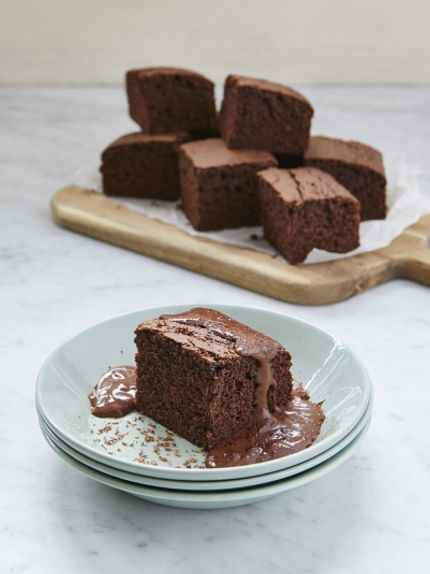 Sehrish's old-school chocolate cake | Chocolate recipes | Cupcake Jemma for Jamie Oliver and Hotpoint. School Chocolate Cake, Chocolate Hot Cross Buns, Cupcake Jemma, Mint Chocolate Cake, Chocolate Dishes, Tray Bake Recipes, Chocolate Custard, School Cake, Chocolate Cake Recipe Easy