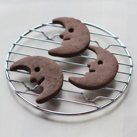 moon cookie cutter Moon Cookies, Cookie Dough Brownies, Party Food And Drinks, Moon Shape, Dessert Decoration, Rustic Living, Wedding Food, Something Sweet, Cupcake Cookies