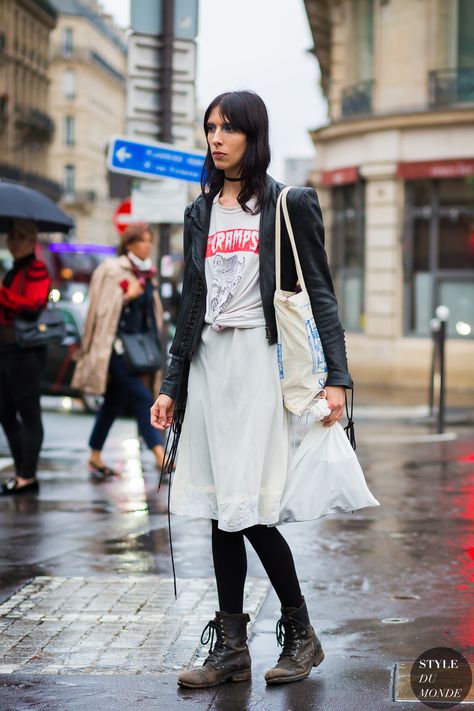 Jamie Bochert Street Style Street Fashion Streetsnaps by STYLEDUMONDE Street Style Fashion Photography Hijab Street Fashion, Jamie Bochert, Model Off Duty Street Style, Street Style 2016, Black White Outfit, Graphic Tee Outfits, Model Street Style, Hijab Fashion Inspiration, Street Fashion Photography