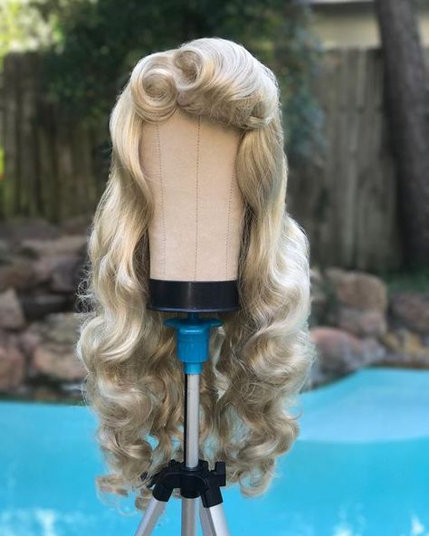 Practically Perfect Wigs on Instagram: "Elegant Aurora ❤️❤️❤️ #aurora #auroracosplay #princess #princesscosplay #disney #disneycosplay #sleepingbeauty #sleepingbeautycosplay #blondehair #blondewig #curls #onceuponadream #disneyside #dreambigprincess #cosplay #wigs #wig #princesscompany" Aurora Wig, Princess Aura, Cinderella Wig, Sleeping Beauty Cosplay, Disney Hairstyles, Aurora Hair, Aurora Costume, Hair Wings, Kei Visual