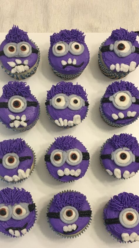 Purple Minion Cupcakes, Minions Cupcakes, Minion Cupcake, Purple Minion, Geek Birthday, Funny Cupcakes, Lego Invitations, Purple Minions, Character Cupcakes