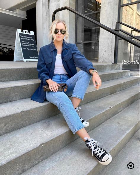 Levi denim and black hightop converse Dressy Outfit With Converse, How To Style Black Converse, Hightop Converse Outfit, Black High Top Converse Outfits, Flamboyant Dramatic, Black Hightop Converse, Converse Outfit Fall, All Star Outfit, Converse Outfit Summer