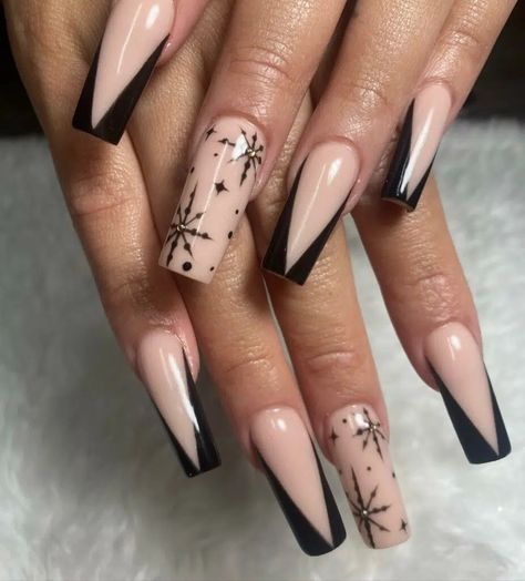 Winter Christmas Nails Black, Xmas Black Nails, Christmas Nails 2023 Black, Simple Black Christmas Nails, Nails Black Christmas, Black Winter Nails Acrylic, X Mas Nails Design, Christmas Nail Designs Black, Black Holiday Nails Christmas