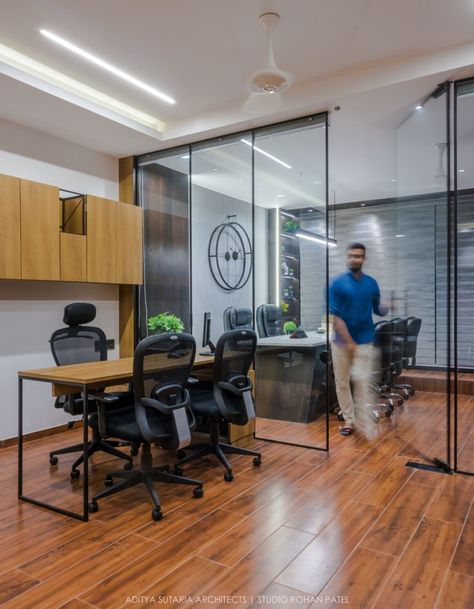 Company Office Decor, Meeting Room Design Office, Office Cabin Design, Office Cabin, Core Ideas, Meeting Room Design, In Home Office, Office Interior Design Modern, Modern Office Interiors